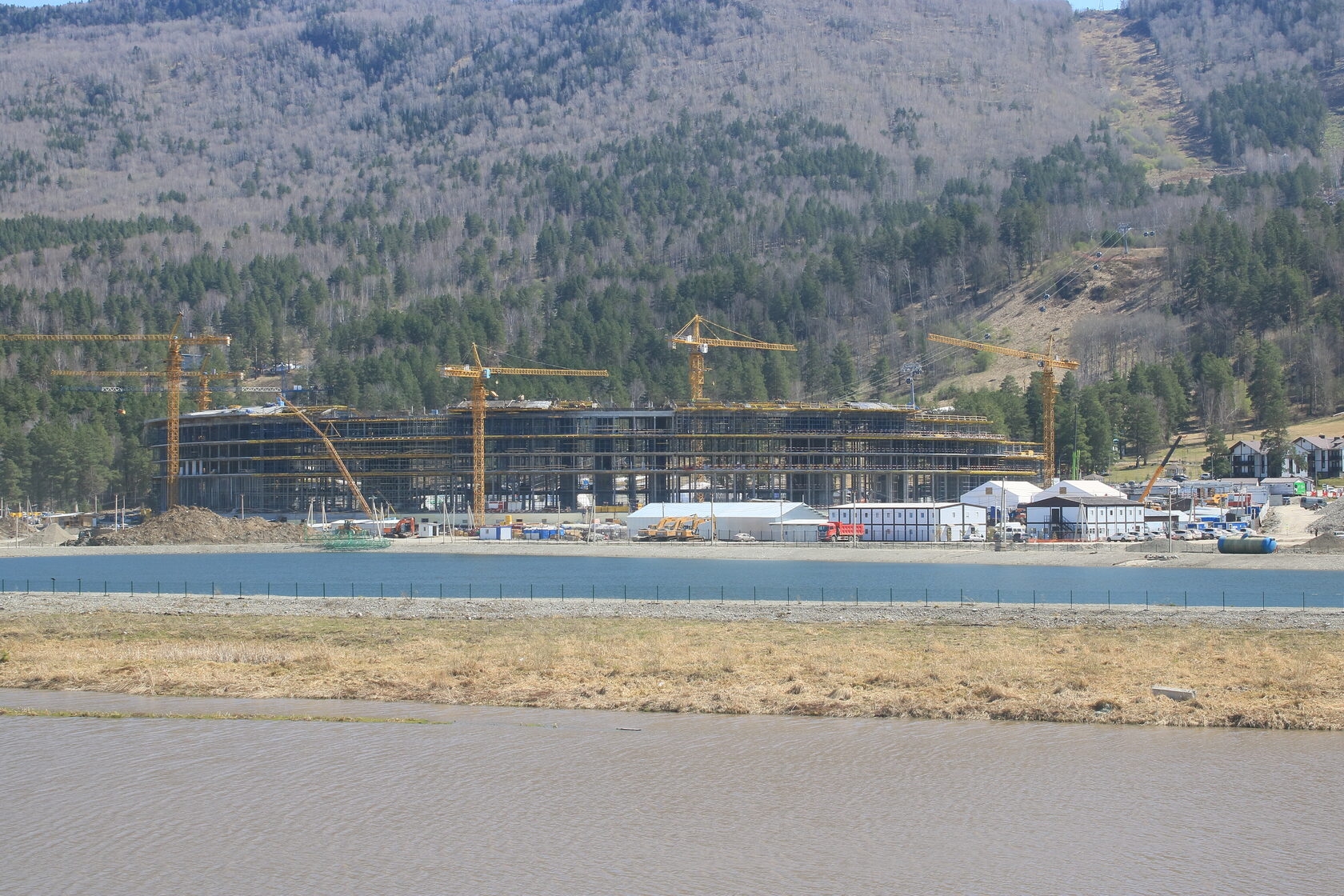 Сравнение: начальный этап строительства курорта Манжерок