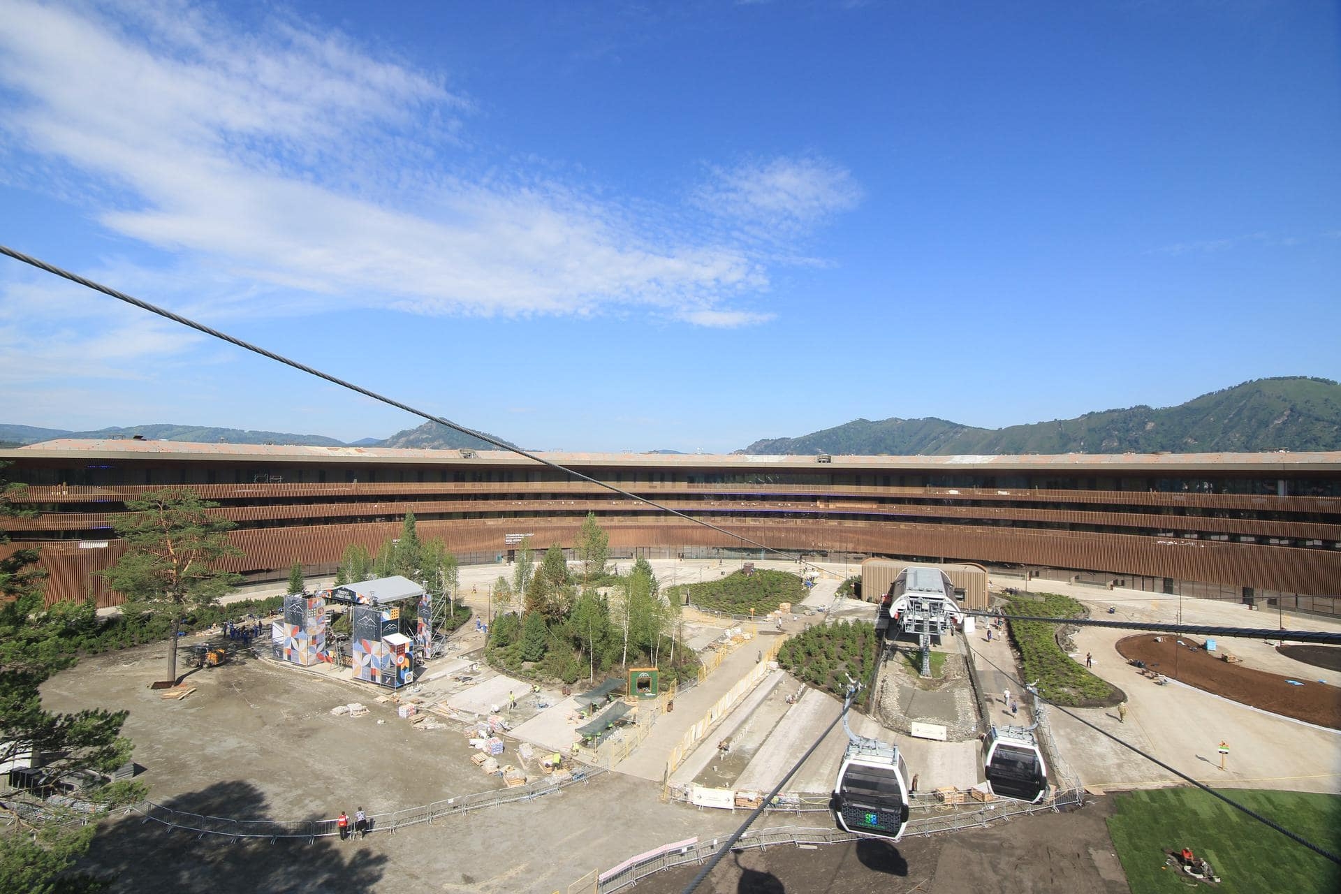 Канатная дорога на курорте Манжерок