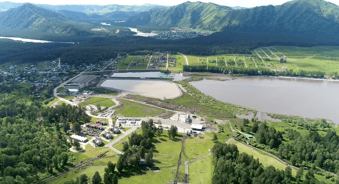 Вид сверху на территорию курорта Манжерок