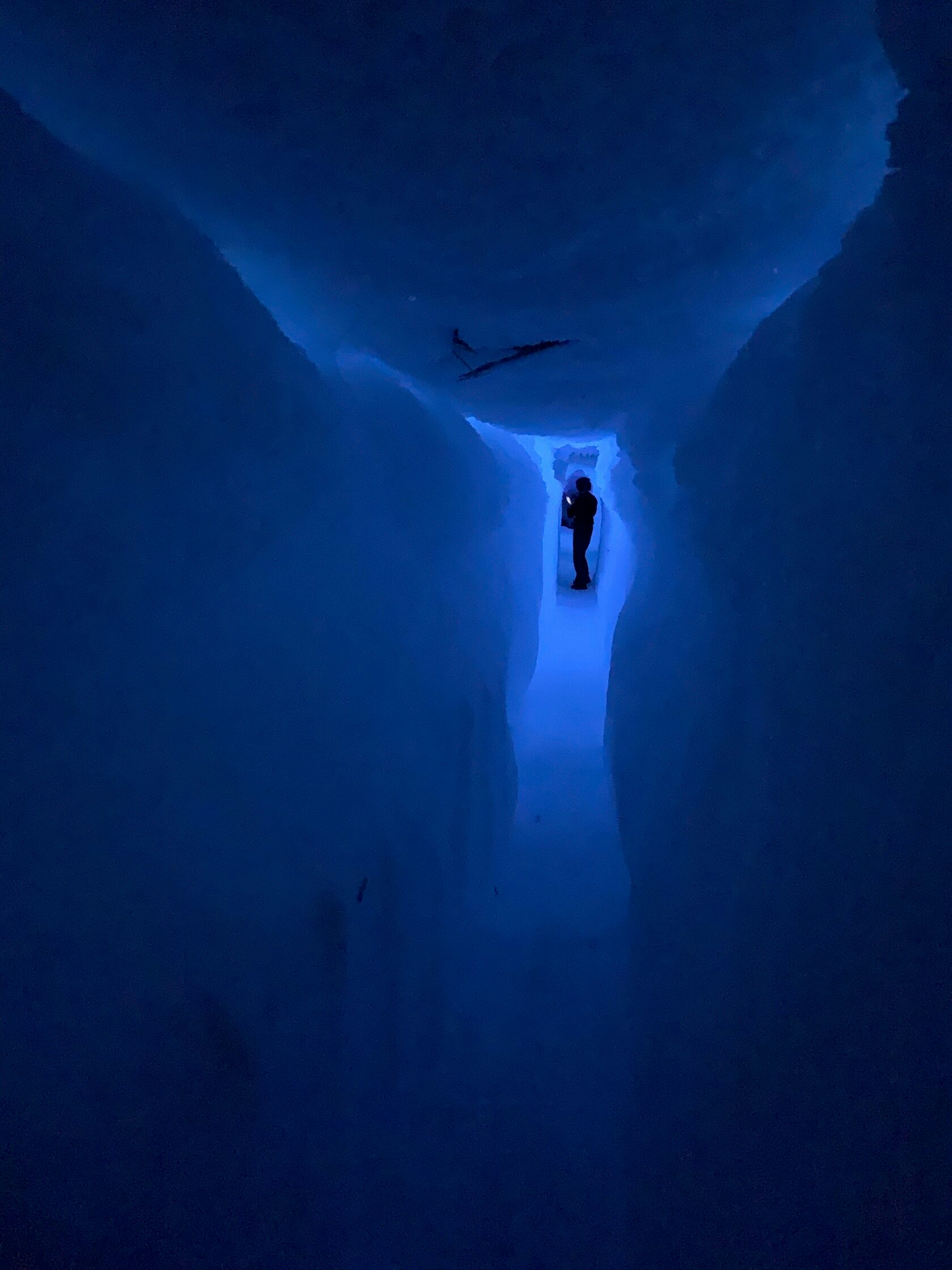 Ученый в ледяной пещере на станции Восток