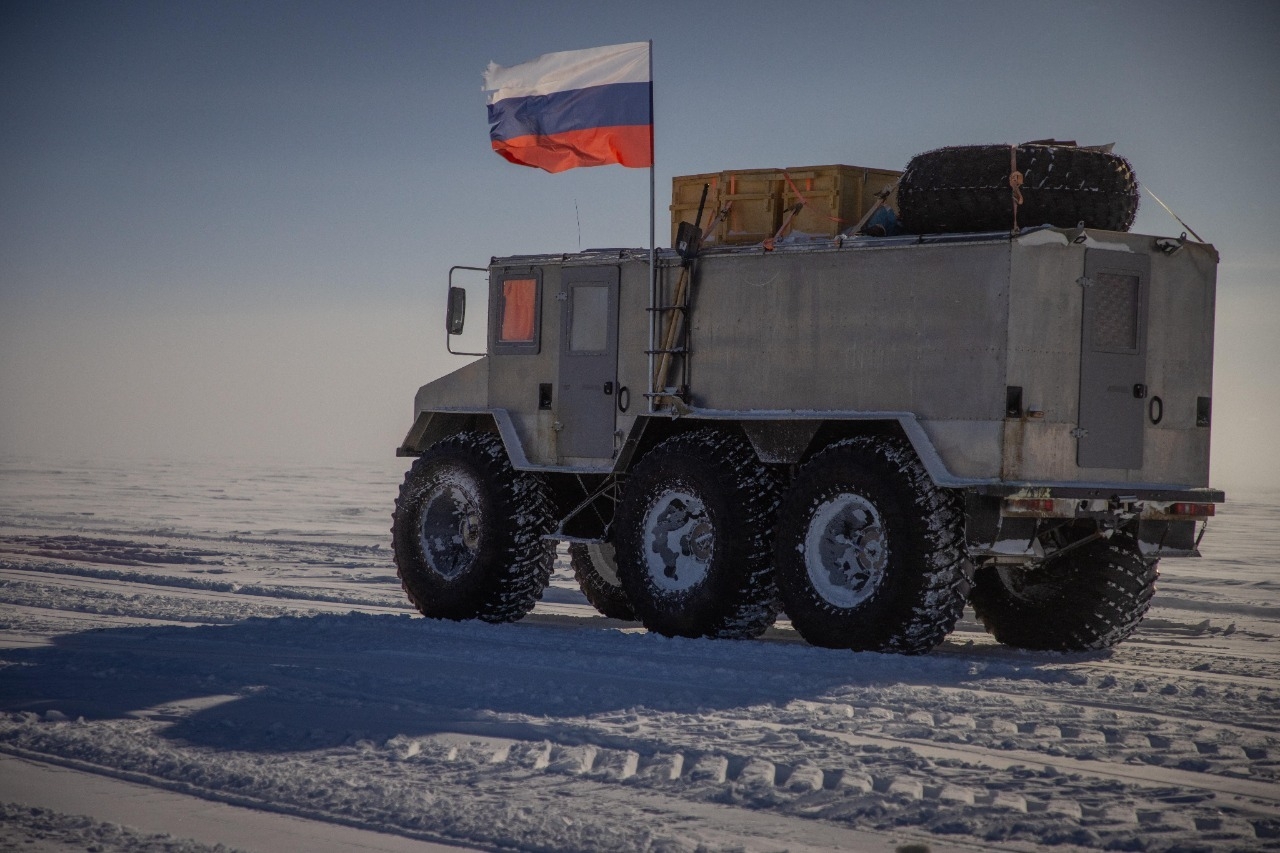 Шестиколесный антарктический автомобиль с флагом России