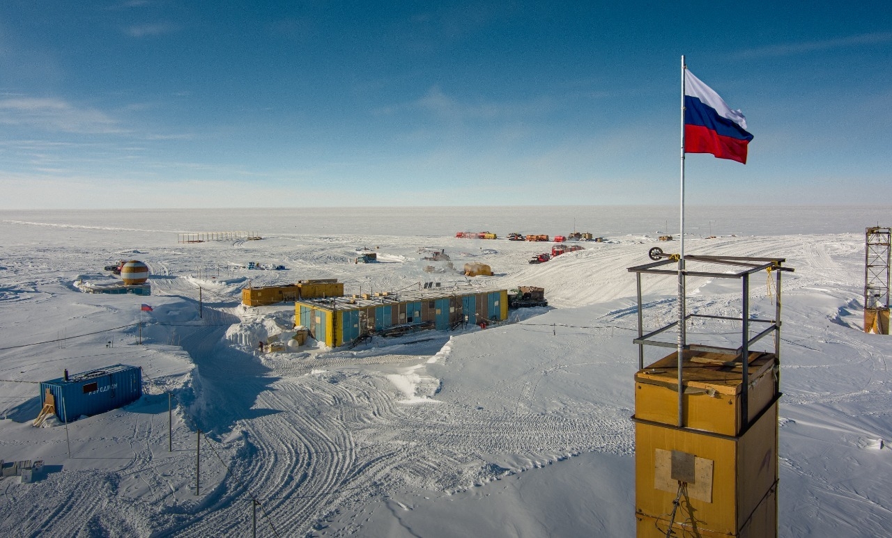 Флаг России на станции Восток