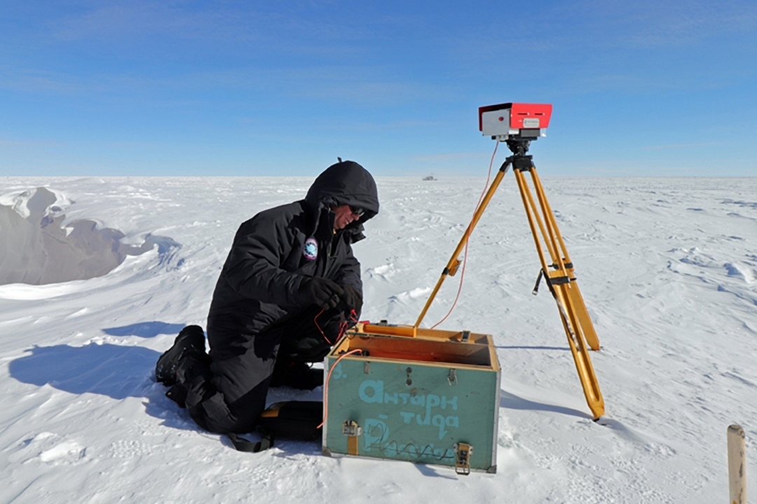 Ученый устанавливает таймлапс камеру Time Technology неподалеку от станции Восток