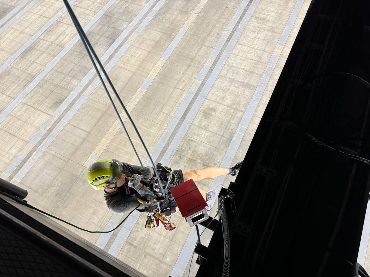 Промышленный альпинист устанавливает камеру